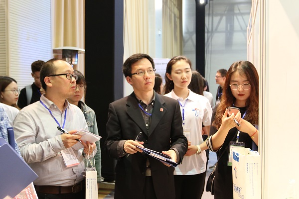 1524460164260342.jpg 2.设计萝莉社
副院长韩挺教授担任评委.JPG