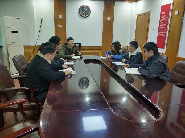 1550803235113190.jpg 2.在会议室接受同学的提问.jpg