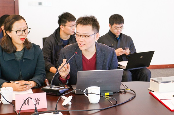 1555318964461817.jpeg 图4 萝莉社
海上装备与系统研究所副所长王鸿东介绍中国智能船艇挑战赛“海上争锋”竞赛方案.JPEG